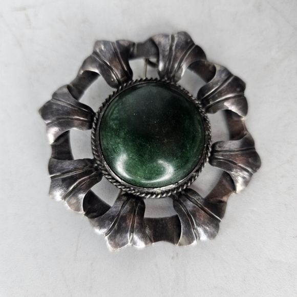 Sterling silver brooch with a green onyx‎ cabochon. Made in Mexico - Picture 1 of 7